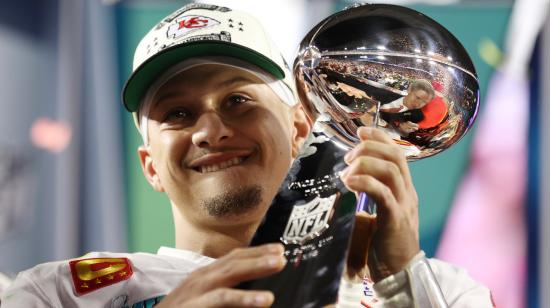 El capitán de los Kansas City Chiefs, Patrick Mahomes, celebra con el Trofeo Vince Lombardi tras derrotar a los Philadelphia Eagles en el Super Bowl LVII.