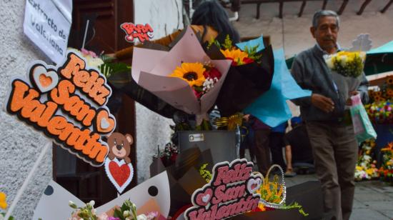 Imagen referencial de venta de flores por San Valentín en Ecuador, el 13 de febrero de 2023. 
