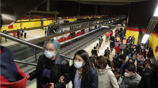 Pasajeros durante uno de los viajes de inducción del Metro de Quito, desde las estaciones de Quitumbe y el Labrador, el 11 de febrero de 2023. 