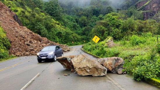 Un deslizamiento de rocas en el kilómetro 91 de la vía Cuenca-Molleturo-El Empalme, el 12 de febrero de 2023. 