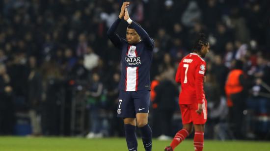 Kylian Mbappé, delantero del PSG, hace un gesto hacia la hinchada en el partido ante el Bayern Múnich, por Champions League, el 14 de febrero de 2023.