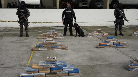 Paquetes de cocaína incautada en el puerto de Guayaquil, en el operativo 'Valentín II', el 14 de febrero de 2023. 