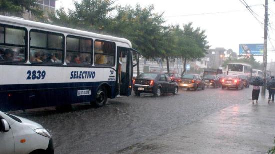 Imagen referencial. Una calle del norte de Guayaquil parcialmente inundada, el 14 de febrero de 2023. 