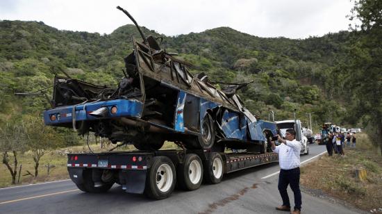 Restos del autobús accidentado en Panamá, que llevaba 66 migrantes, el 16 de febrero de 2023. 