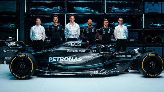 Toto Wolff, director del equipo (medio), junto a los tres pilotos y otros colaboradores para la temporada de Fórmula 1 2023. 