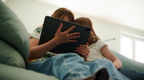 Imagen referencial. Dos niños sosteniendo una tablet en el hogar, el 21 de mayo de 2022. 