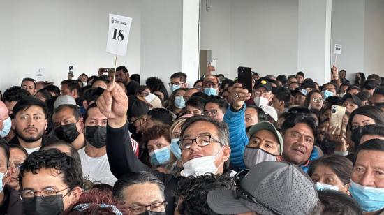 Durante la subasta, las personas hacían sus propuestas para llevarse los lotes. 