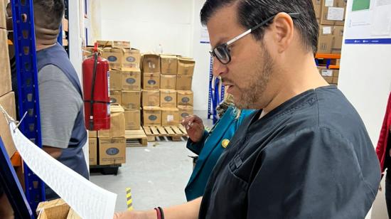 Francisco Pérez, gerente general del Hospital del IESS, Teodoro Maldonado Carbo, revisando el inventario en las bodegas de la casa de salud, ubicada en el sur de Guayaquil.