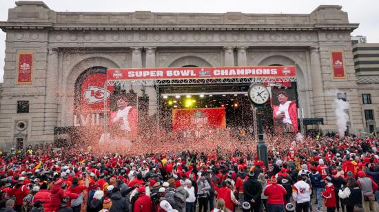 vista general de los Chiefs celebrando en el escenario durante el desfile del Super Bowl, el 15 de febrero de 2023.