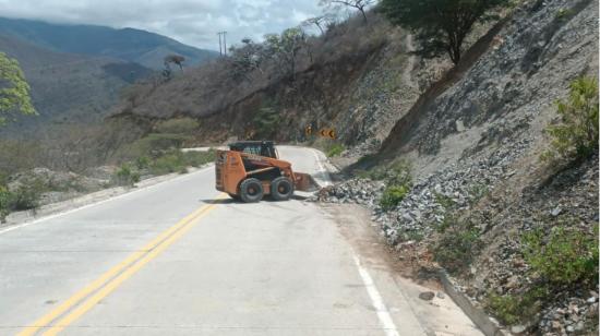 Maquinaría del Ministerio de Transporte limpia restos de un derrumbe en la vía El Empalme - Celica, el 15 de febrero de 2023. 