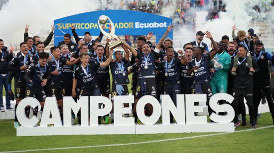 Los jugadores de Independiente del Valle festejan el título de la Supercopa, el 11 de febrero de 2023. 