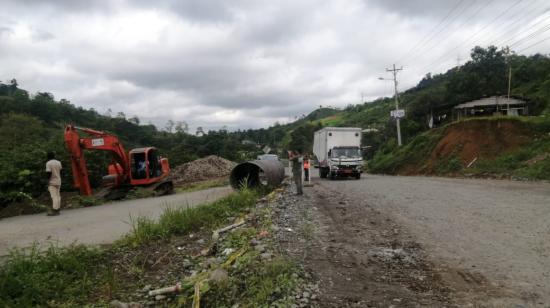 Maquinaria del Ministerio de Transporte trabaja en la vía Quinindé - Esmeraldas, el 14 de febrero de 2023.