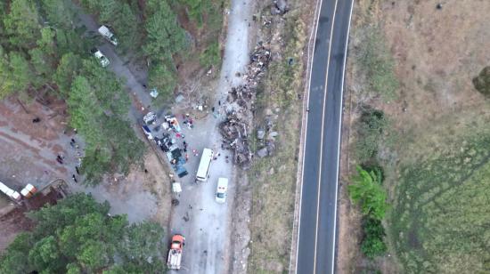 Vista aérea del lugar del accidente de bus en Panamá, que llevaba 22 migrantes ecuatorianos, el 15 de febrero de 2023. 