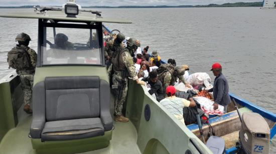 Miembros del Ejército revisan una lancha que navegaba por la frontera compartida entre Ecuador y Colombia, el 15 de febrero de 2023. 