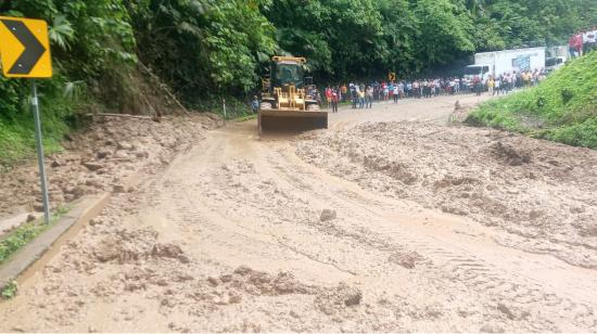 Maquinaria del Ministerio de Transporte en las labores de limpieza de la vía en el sector La Crespa, en Manabí, el 17 de febrero de 2023. 