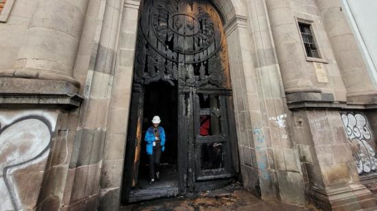 La puerta del hospital fue incendiada la madrugada del 14 de febrero de 2023. 