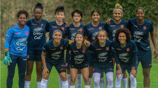 Las jugadoras de la selección ecuatoriana de fútbol posan previo a su viaje a Bolivia para la Fecha FIFA, el 15 de febrero de 2023.