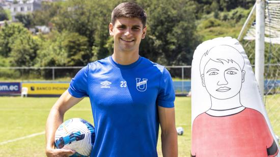 El futbolista de Universidad Católica, Tomás Oneto, sostiene una pelota en el Complejo de la Armenia, en Quito.