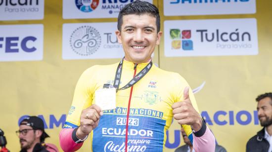 Richard Carapaz muestra la medalla de campeón nacional de ciclismo, el 12 de febrero de 2023.