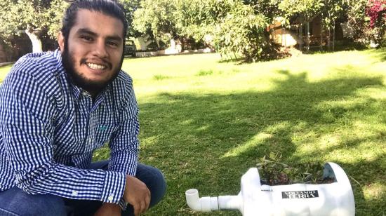El ingeniero ambiental, Paúl Núñez, junto al prototipo del sistema para tratar aguas residuales. 