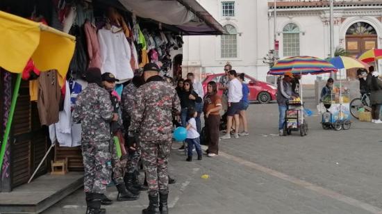 Personal de la Guardia Ciudadana de Cuenca en la plaza San Francisco. Imagen referencial.