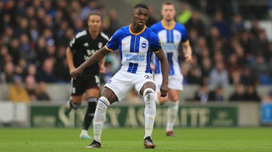 El ecuatoriano Moisés Caicedo, del Brighton, domina la pelota en el encuentro ante el Fulham, el 18 de febrero de 2023.