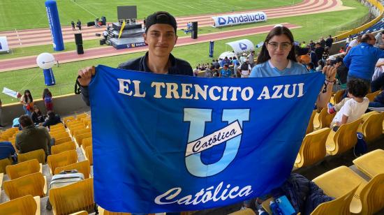 Los hermanos Miguel Alzamora y Mayerly Alzamora en el estadio Atahualpa durante la Tarde Camaratta 2023.
