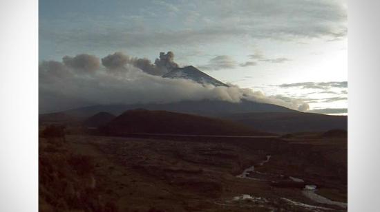 Imagen del Instituto Geofísico de la emisión de ceniza del Cotopaxi, este 19 de febrero.