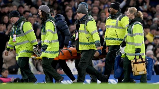 César Azpilicueta es retirado en camilla durante el partido de la Premier League entre el Chelsea y el Southampton, el 18 de febrero de 2023.