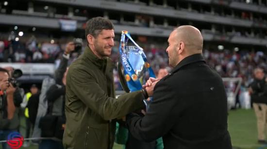 Maximiliano Bauza, hijo de Edgardo Bauza, recibe la Copa de Campeones en el estadio Rodrigo Paz, el 19 de febrero de 2023.