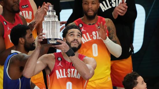 Jayson Tatum sostiene el trofeo Koby Bryant All Star MVP tras el Juego de Estrellas de la NBA en el Vivint Arena, el 19 de febrero de 2023.