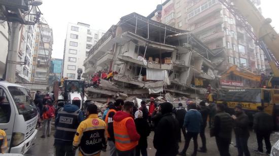 Un edificio totalmente colapsado en Diyarbakir, sureste de Turquía, el 6 de febrero de 2023. 