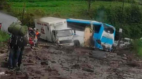 Buses y personas atrapados por el deslizamiento de tierra en el cantón Pallatanga, el 21 de febrero de 2023.