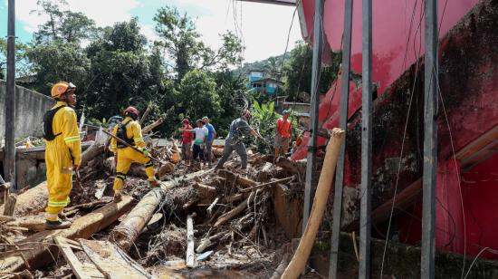 Miembros del ejército brasileño, bomberos y de la Defensa Civil trabajan en el rescate de cuerpos en Sao Paulo, el 21 de febrero de 2023.