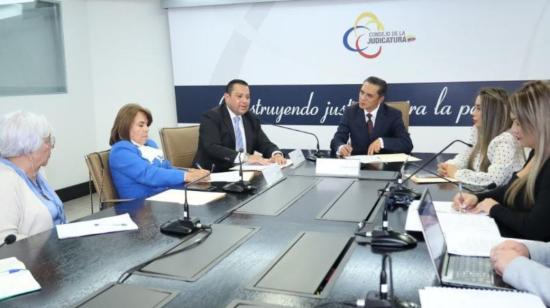 El presidente de la Judicatura, Wilman Terán, en una reunión con miembros de la fundación Esquel, en Quito, el 16 de febrero de 2023. 