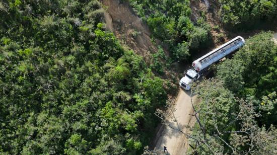 Un tractomula atraviesa vía alterna a la Panamericana: Depresión - La Sierra - Rosas, en una prueba piloto, el 19 de febrero de 2023. 