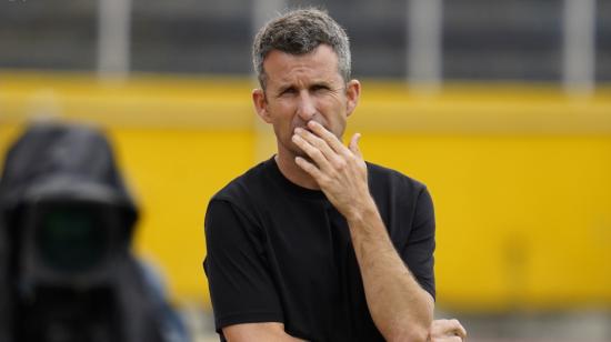 El entrenador español Igor Oca, durante el partido de presentación de 
Universidad Católica, el 18 de febrero de 2023.