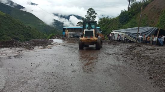 Personal del Ministerio de Transporte y Obras Públicas limpia la vía Balbanera-Cumandá, en Chimborazo, tras un deslizamiento de tierra durante el Carnaval de 2023.