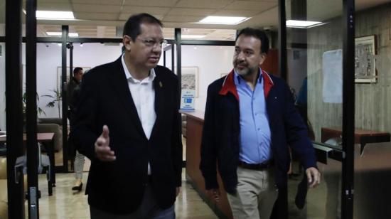 El alcalde de Quito Santaigo Guarderas, junto al alcalde electo, Pabel Muñoz, el 22 de febrero de 2023.