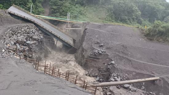 Colapso del puente del río Marker, afluente del río Coca, debido a la erosión regresiva, el 22 de febrero de 2023, en el cantón amazónico El Chaco.