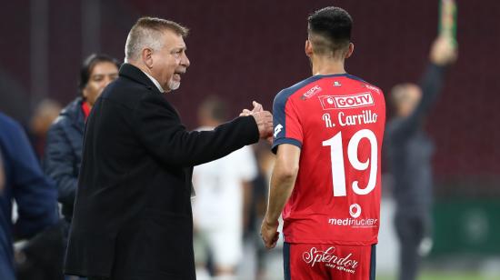 Ever Hugo Almeida habla con el delantero Ronnie Carrillo durante el partido ante Independiente Medellín, en Quito, el 22 de febrero de 2023.