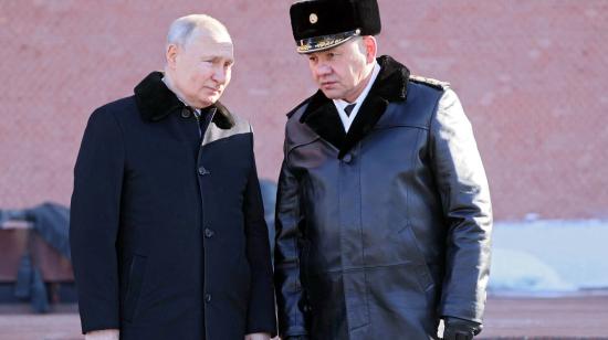 El presidente de Rusia, Vladímir Putin, y su ministro de Defensa, Sergei Shoigu, en una ceremonia militar, el 23 de febrero de 2023. 