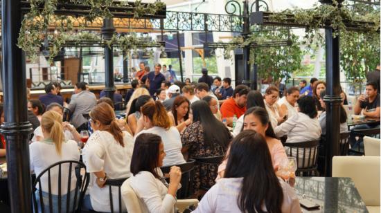 Personas almorzando en el Mercado del Río, centro de Guayaquil, el 13 de enero de 2023. 