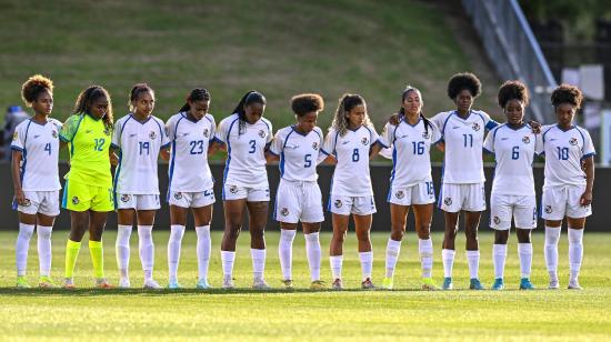 Las jugadoras de la selección de Panamá posan previo al partido contra Paraguay por la clasificación al Mundial femenino 2023.