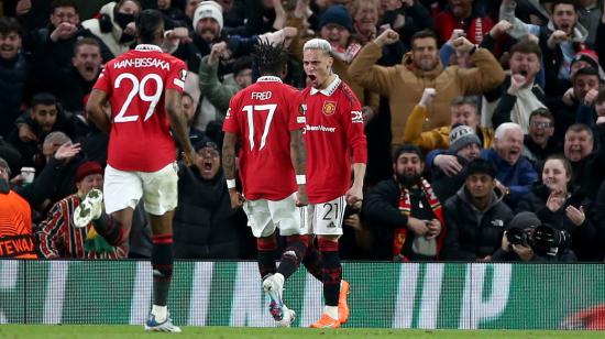 Fred, del Manchester United, celebra con su compañero Antony después de anotar el 1-1 durante el partido de vuelta de la Europa League ante el  FC Barcelona, el 23 de febrero de 2023.