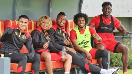 Los jugadores de Aucas sentados en el banco de suplentes del estadio Gonzalo Pozo Ripalda, después de un entrenamiento.