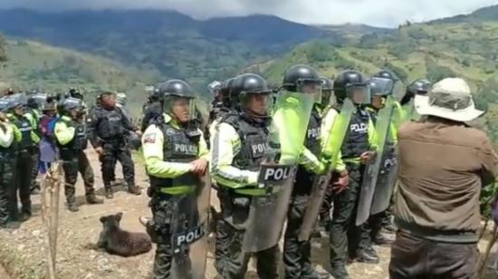 Policías llegaron a la parroquia Gualel, en Loja, el 23 de febrero de 2023. 