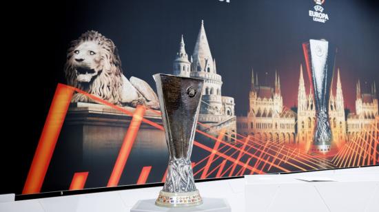 El trofeo de la Europa League exhibido en Nyon, durante el sorteo de los octavos de final, el 24 de febrero de 2023.