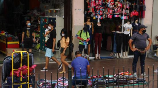 Trabajadores del comercio informal en el sector de la Bahía de Guayaquil, 13 de septiembre de 2022. 