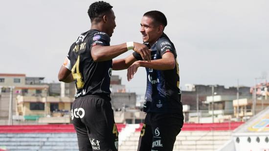 Anthony Landázuri y Kendry Páez festejan la victoria de Independiente del Valle ante Mushuc Runa (3-1), el 25 de febrero de 2023. 